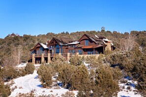 Gorgeous mountain lodge on 8 private acres