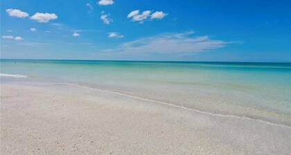 Salt water Pool/Spa Home WALKING DISTANCE TO Vanderbilt Beach! SUMMER SPECIAL !!