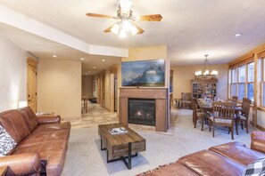 Smart TV, fireplace - SKI-IN / SKI-OUT 5 BEDROOM, walking distance to everything in town! (Telluride)