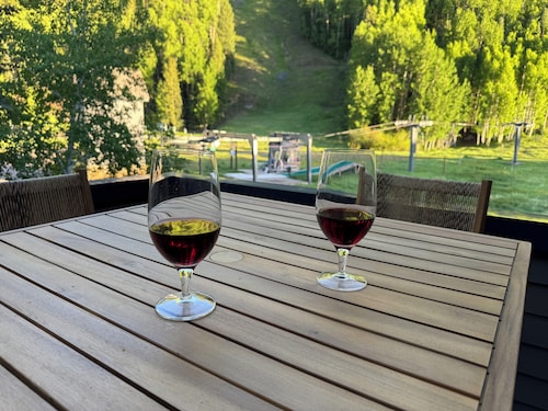 SKI-IN / SKI-OUT 5 BEDROOM, walking distance to everything in town!