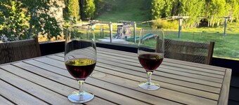 SKI-IN / SKI-OUT 5 BEDROOM, walking distance to everything in town!