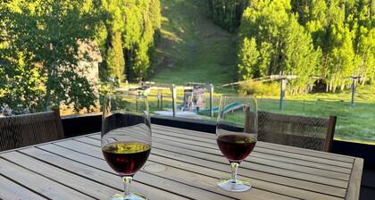 SKI-IN / SKI-OUT 5 BEDROOM, walking distance to everything in town!