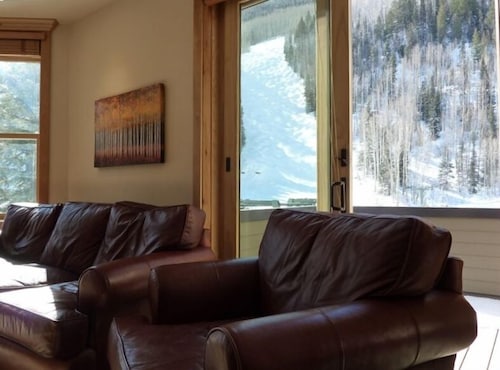 SKI-IN / SKI-OUT 5 BEDROOM, walking distance to everything in town!