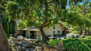 A house with a patio, surrounded by trees and rocks. - Charming Napa condo with 3 beds, garden view at Silverado (Napa)
