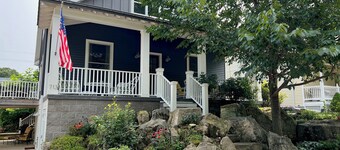 Spacious Lakeside cottage - Sleeps 16 - steps to Pool, Fitness, & Pickleball