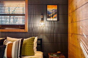 3 slaapkamers, een strijkplank/strijkijzer, gratis wifi, beddengoed