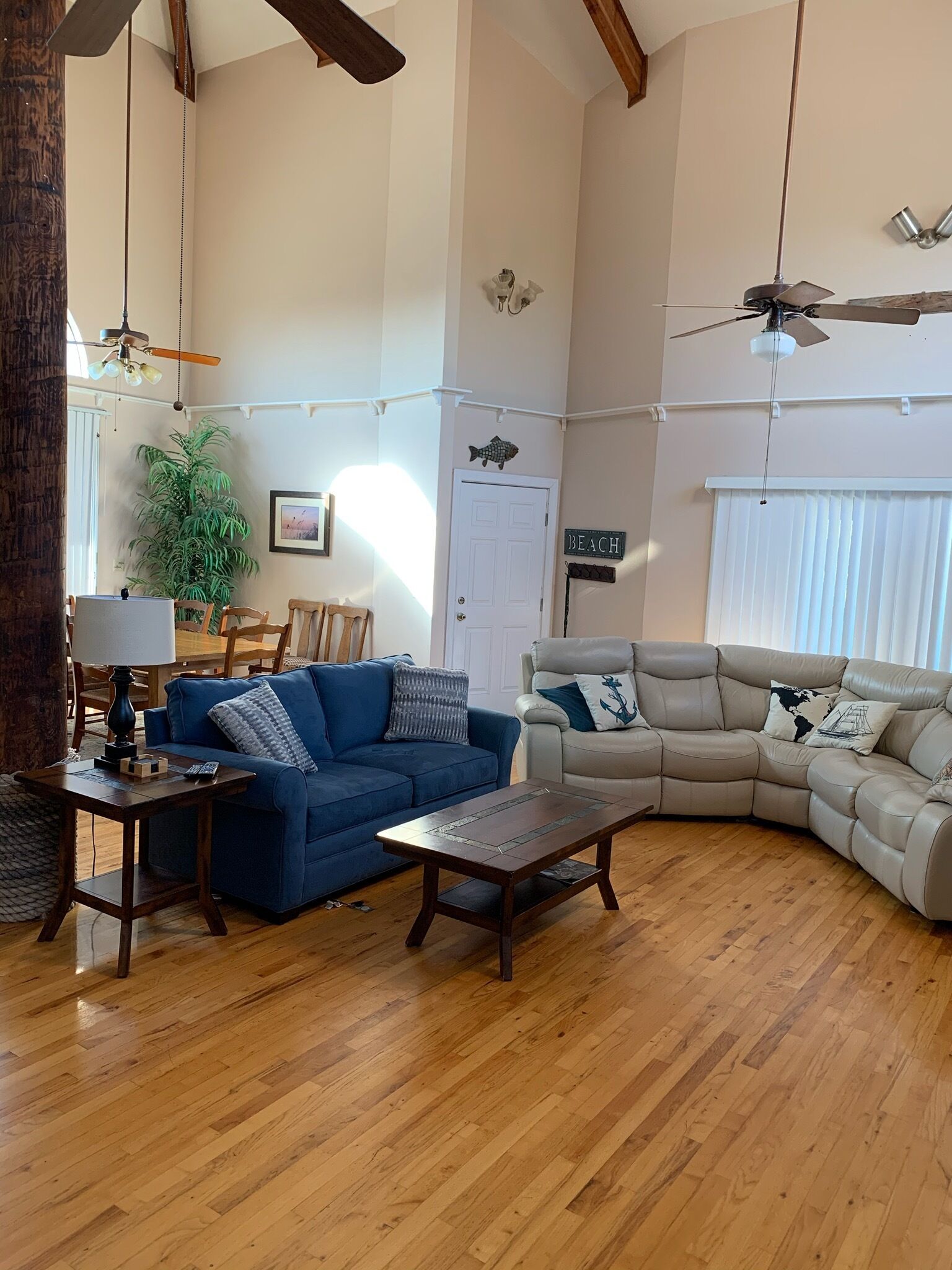 Smart TV, chimenea, videojuegos y estéreo 