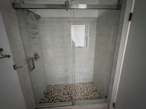 Combined shower/tub, towels