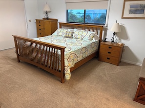 3 bedrooms, pillowtop beds, iron/ironing board, free WiFi - BEST DEAL ON THE CAPE.  200 STEPS TO THE BEACH, NOT A 6 MIN DRIVE.  PETS OK. (Port St. Joe)