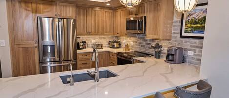 Geladeira, micro-ondas, fogão, cooktop