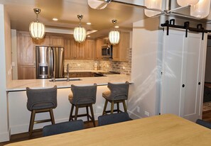 Een koelkast, een microgolfoven, een oven, een kookplaat