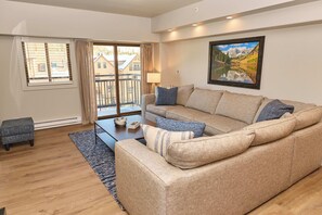 Televisie, een open haard en een dvd-speler