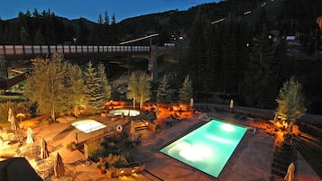 Una piscina al aire libre, una piscina climatizada