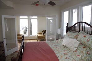 4 slaapkamers, een strijkplank/strijkijzer, reisbedje, gratis wifi