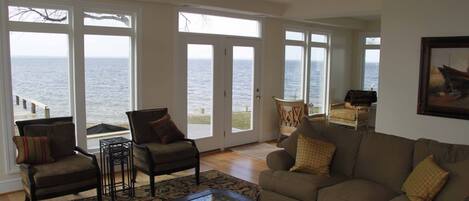 TV, peis, DVD-spiller og fotballspill