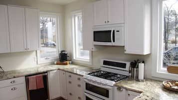 Een koelkast, een magnetron, een oven, een kookplaat