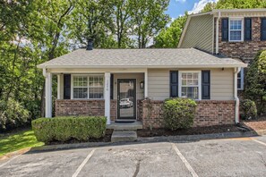 Exterior - Cute & Cozy - Minutes from Downtown & BNA (Nashville)