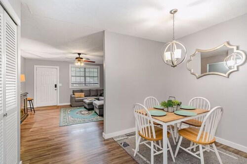 Cute & Cozy - Minutes from Downtown & BNA