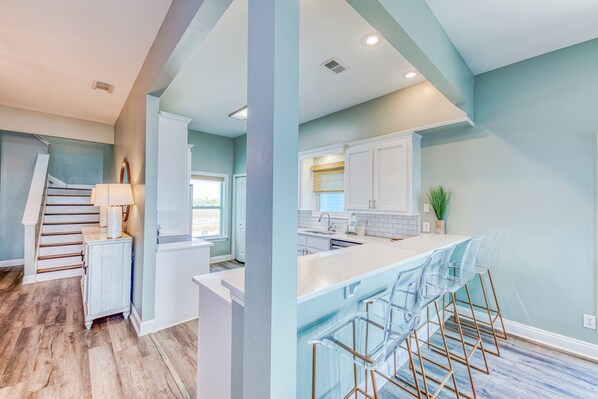 Kjøleskap, mikrobølgeovn, ovn og kokeplater