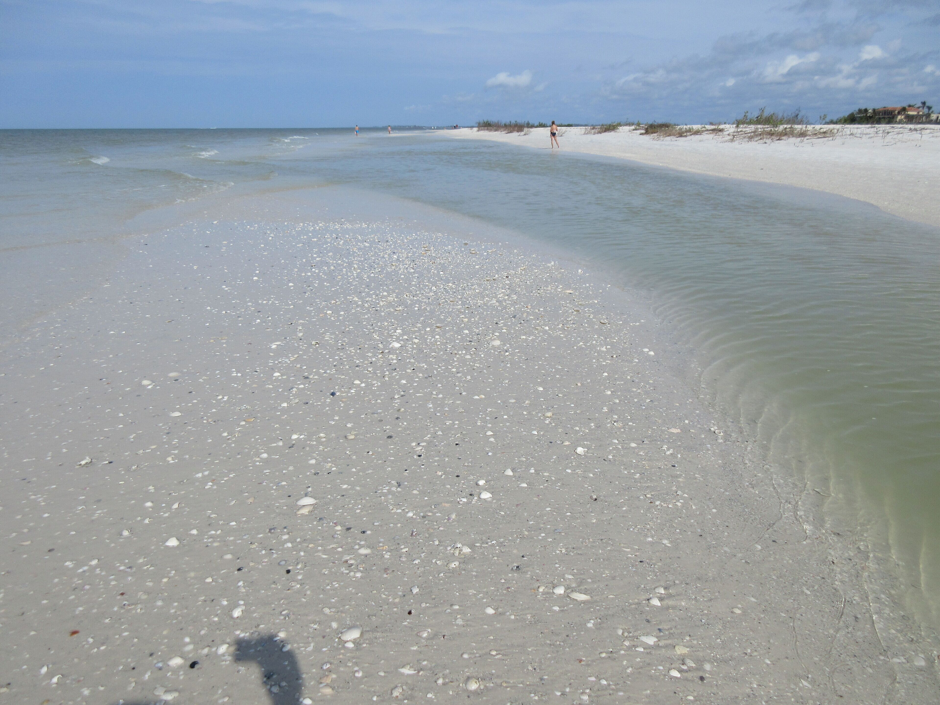 Una spiaggia nelle vicinanze, lettini da mare, teli da spiaggia