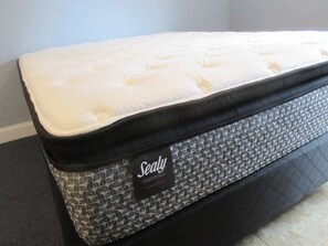 5 bedrooms, desk, iron/ironing board, travel crib