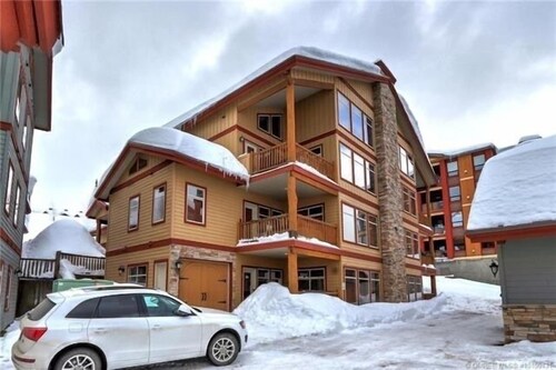 Ski-In/Ski-Out Chalet Family-Friendly Happy Valley!