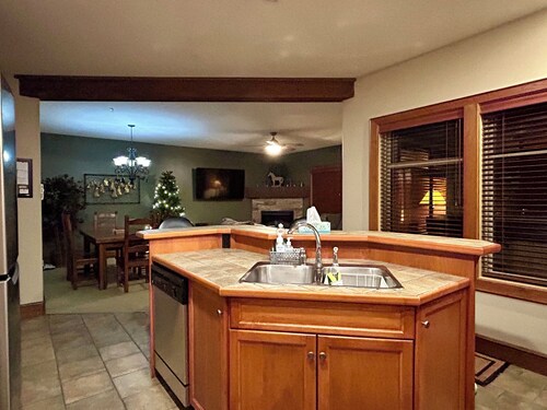 Ski-In/Ski-Out Chalet Family-Friendly Happy Valley!