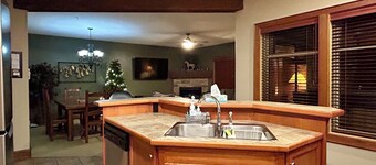 Ski-In/Ski-Out Chalet Family-Friendly Happy Valley!