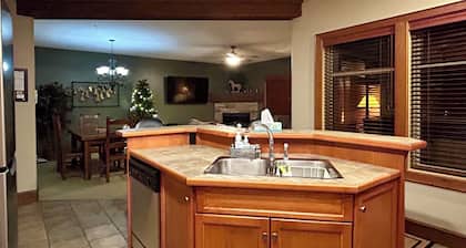 Ski-In/Ski-Out Chalet Family-Friendly Happy Valley!