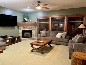 Smart TV, chimenea, videojuegos y reproductor de DVD 