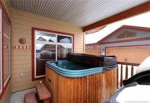 Indoor spa tub