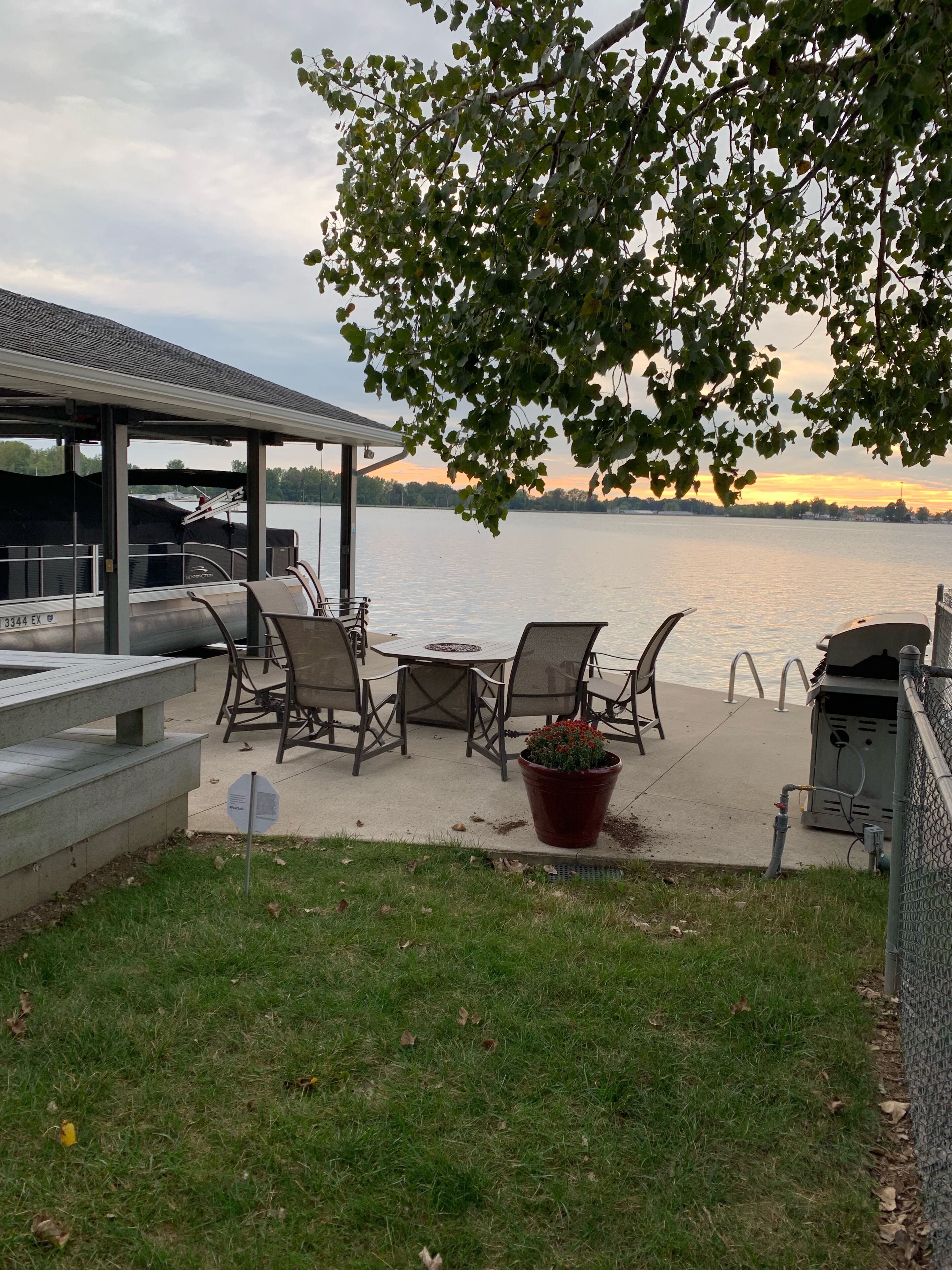 Waterfront Executive Lake House, Amazing Sunsets, 4 Bedrooms and 3 Full Baths!!