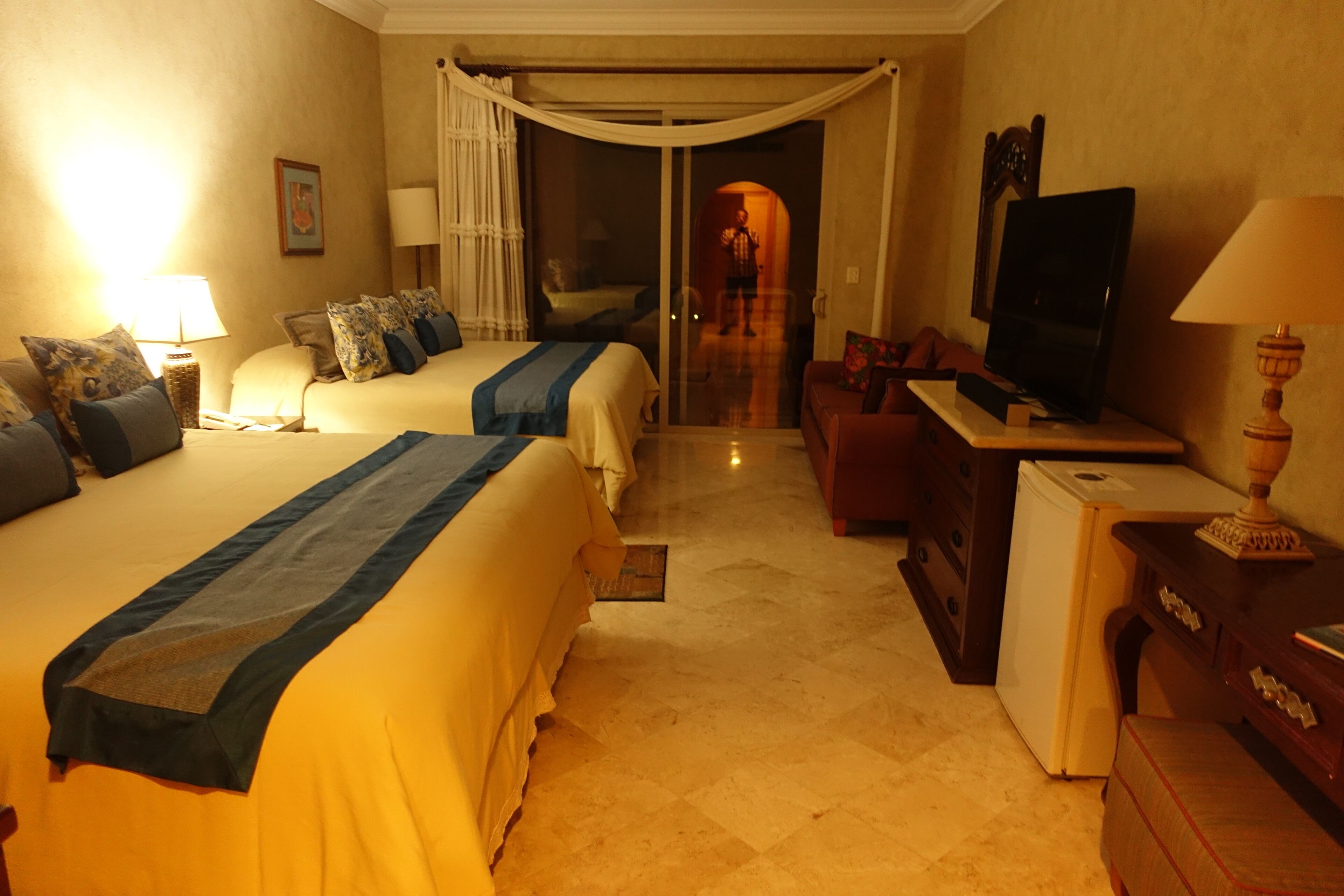 2 bedrooms, in-room safe, desk, iron/ironing board