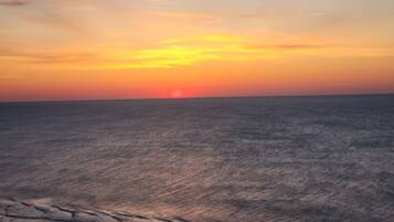 På stranden og solsenger