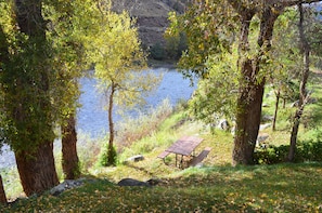 Outdoor dining - Cabin By The River~ 10 minutes from the north entrance to Yellowstone Park (Gardiner)
