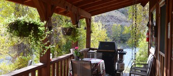  Cabin By The River~  10 minutes from the north entrance to Yellowstone Park