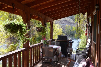  Cabin By The River~  10 minutes from the north entrance to Yellowstone Park