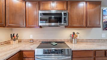 Frigorífico, microondas, horno y placa de cocina