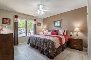 2 室のベッドルーム、デスク、アイロン / アイロン台、旅行用ベビーベッド