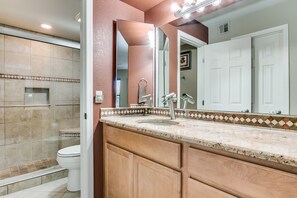 シャワー付き浴槽、ヘアドライヤー、ビデ、タオル