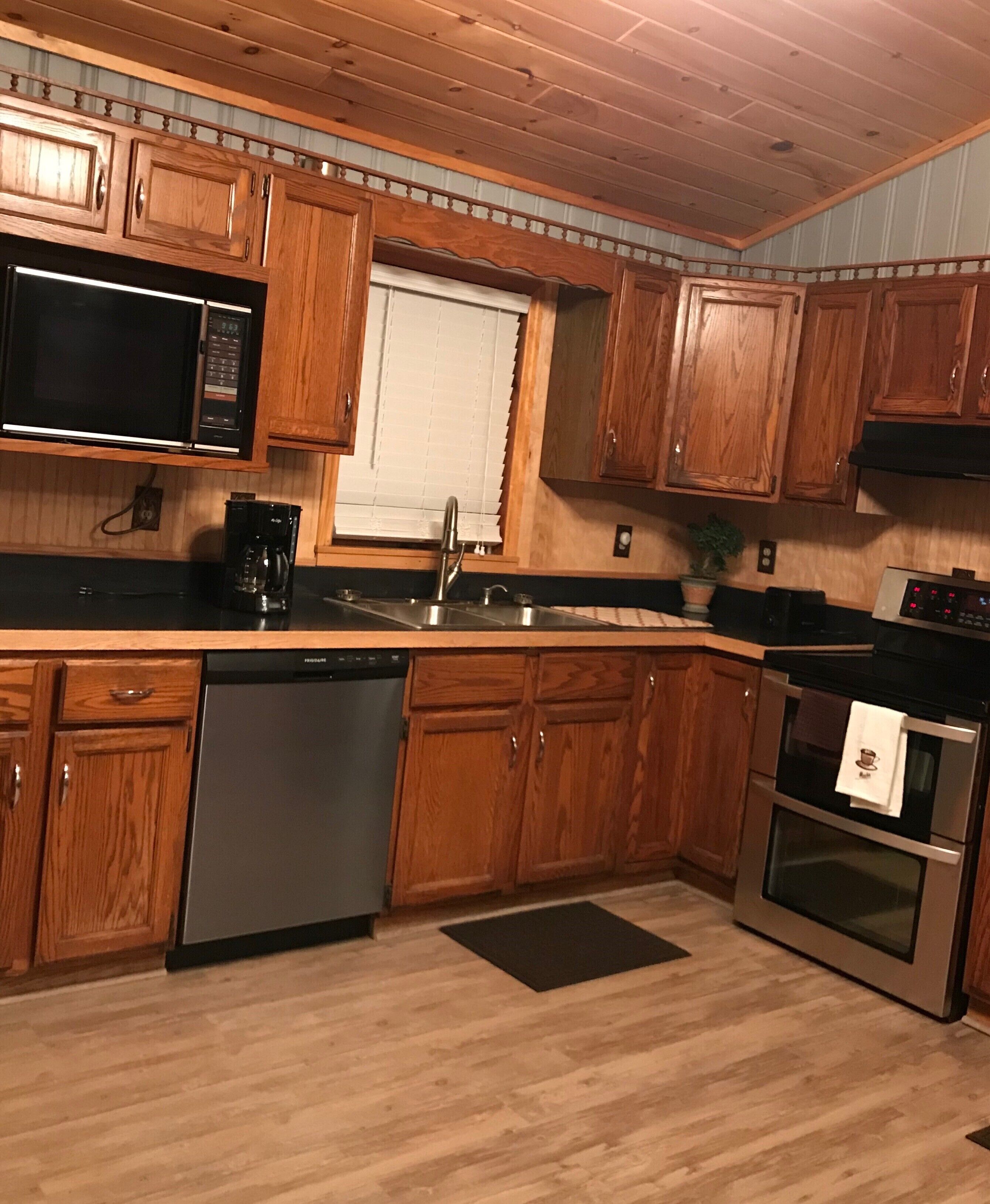 Micro-ondes, lave-vaisselle, cafetière/bouilloire