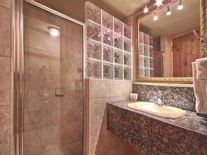 Combined shower/bathtub, hair dryer, towels, soap - Red Stag Lodge Lower DV, Easy walk to Snow Park Lodge & St. Regis (Park City)