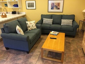 TV, DVD player, books, video library - Affordable, end unit on courtyard in desirable La Cabaña! Steps From beach (Carpinteria)