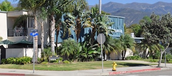 Asequible, unidad final en patio en La Cabaña deseable. Pasos de la playa