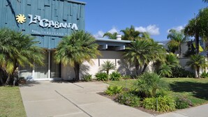 Un bâtiment sur lequel on peut lire l’inscription suivante : « LA CABANA, 4880, SANDYLAND RD. »
