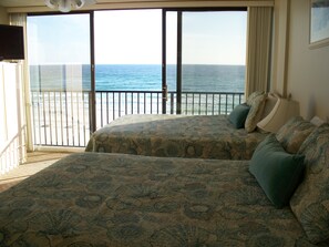 2 quartos, ferros/tábuas de passar roupa, berço de viagem