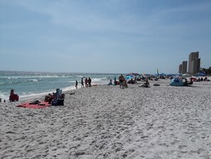 En la playa y camastros 
