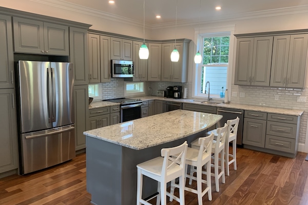 Kitchen w/ large island