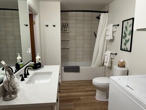 Hair dryer, towels - RiverBend Bungalow- RIVERFRONT with Salt Hot Tub, AC, 100+mbps Wifi, So Walkable (Bend)