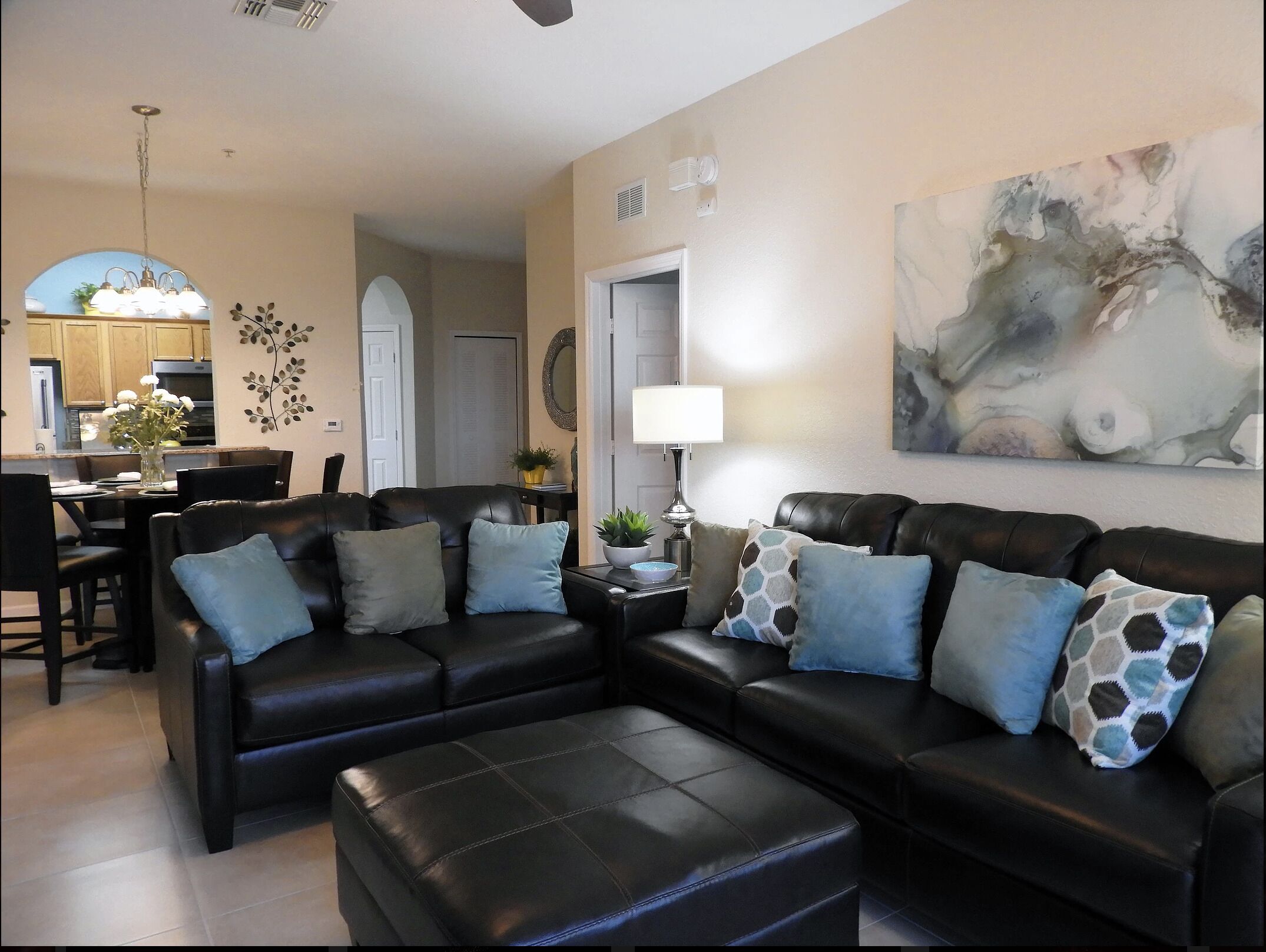  Penthouse condo in building by pool with themed bedrooms and fireworks view